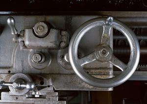 靴やかばんなどの中身を識別するX線異物検査装置